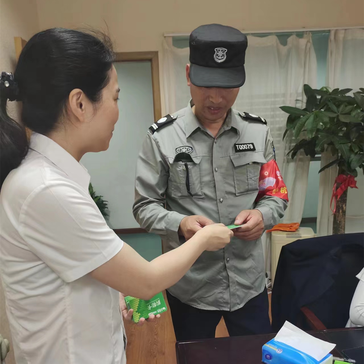 首页 - BB电子官方网站市场工会为整个职工发放端午慰问品