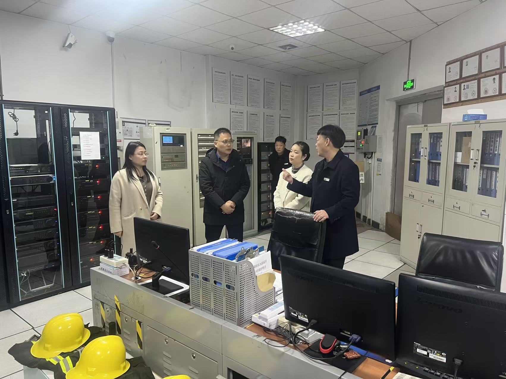 区商务局张红权辅导莅临水晶城查抄节前消防安全