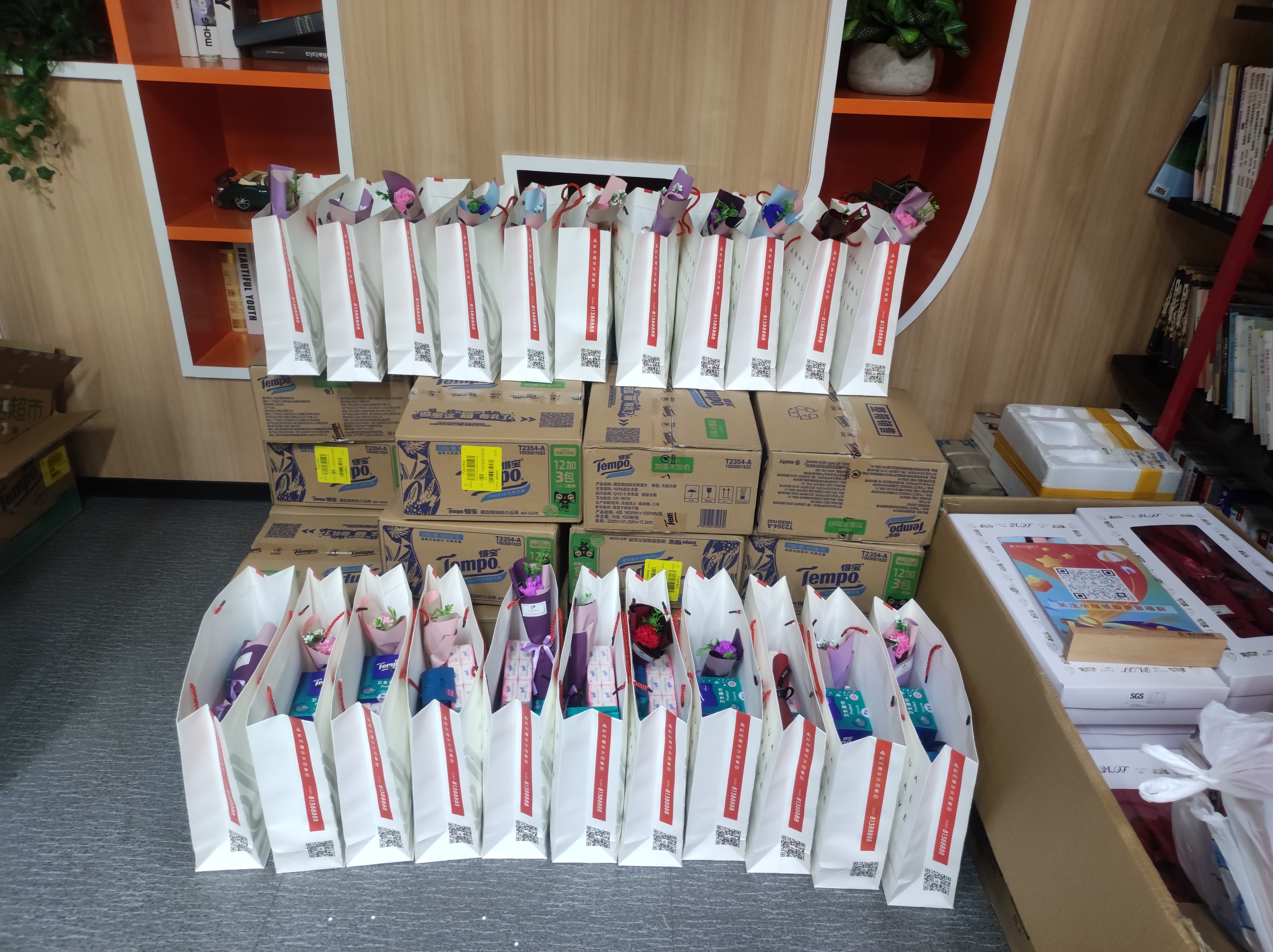 “芝兰大雅至，伊人踏香来”——-首页 - BB电子官方网站文创集团工会发展女神节慰问活动